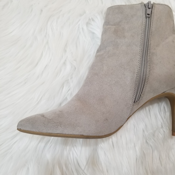 EXPRESS Pointed Faux Suede Ankle Boots Light Gray Color SIZE 9. - Picture 9 of 16